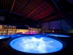 Wieczór i pięknie oświetlone baseny<p>Wieczór w AquaCity<p>