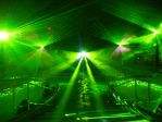 Pokaz laserowy - mieniące się zielone wiązki światła
