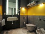Apartament De Luxe - Łazienka<p>Przestronna i komfortowa łazienka w apartamencie w Hotelu AquaCity Mountain View ****. Nowoczesne zestawienie kolorów oraz wyposażenie spełni Twoje oczekiwania.<p>