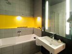 Apartament De Luxe - Łazienka<p>Przestronna i komfortowa łazienka w apartamencie w Hotelu AquaCity Mountain View ****. Wygodna wanna umożliwi Ci relaksujące kąpiele, a nowoczesne wnętrza dodadzą luksusu. <p>