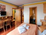 Apartament De Luxe<p>Przytulna sypialnia w apartamencie De Luxe w hotelu AquaCity w części Seasons sprawi, że zregenerujesz siły. A ciepłe i nowoczesne wnętrza ugoszczą Cię w doskonały sposób.<p>