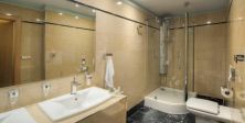 Apartamen De Luxe - Łazienka<p>Szyk i elegancja to właśnie łazienka w apartamencie De Luxe w Hotelu AquaCity w części Seasons. Oszklona kabina prysznicowa, 2 umywalki, suszarka oraz pozostałe wyposażenie najwyższej klasy z pewnością zaspokoją Twoje potrzeby.<p>