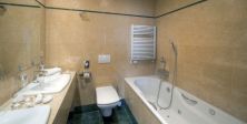 Apartamen De Luxe - Łazienka<p>Komfortowa, przytulna, a jednocześnie nowoczesna łazienka w apartamencie De Luxe w Hotelu AquaCity spełni Twoje oczekiwania. Wygodna, duża wanna doskonale nadaje się na długie, relaksujące kąpiele:)<p>